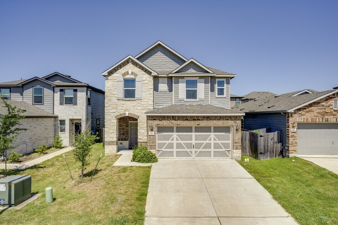 6508 Carriage Pines Dr in Austin, TX - Building Photo