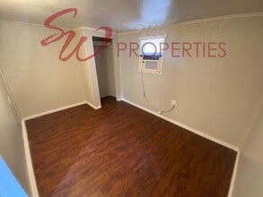 1094 W Vanderbilt St in Stephenville, TX - Building Photo - Building Photo