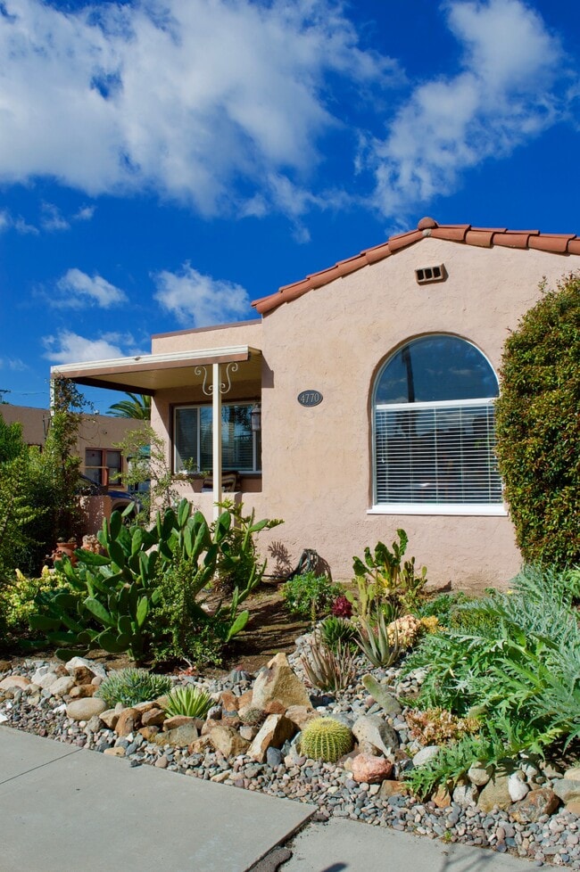 4770 Bancroft St in San Diego, CA - Foto de edificio - Building Photo