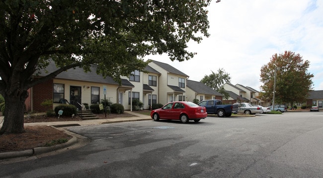 Twin Oaks Apartments in Four Oaks, NC - Building Photo - Building Photo