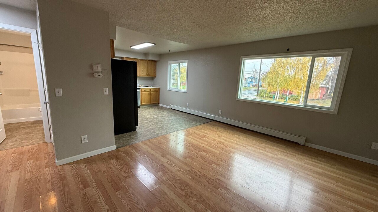 1103 Karluk St in Anchorage, AK - Building Photo
