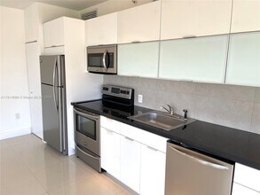 7700 Tatum Waterway Dr in Miami Beach, FL - Building Photo - Building Photo