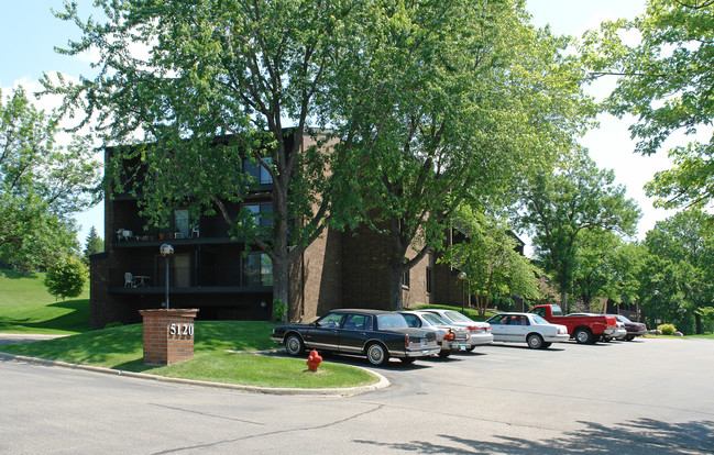Lochmoor Condos and Lofts in Bloomington, MN - Foto de edificio - Building Photo