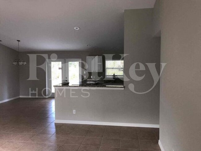 11986 Booth Ave in Port Charlotte, FL - Foto de edificio - Building Photo