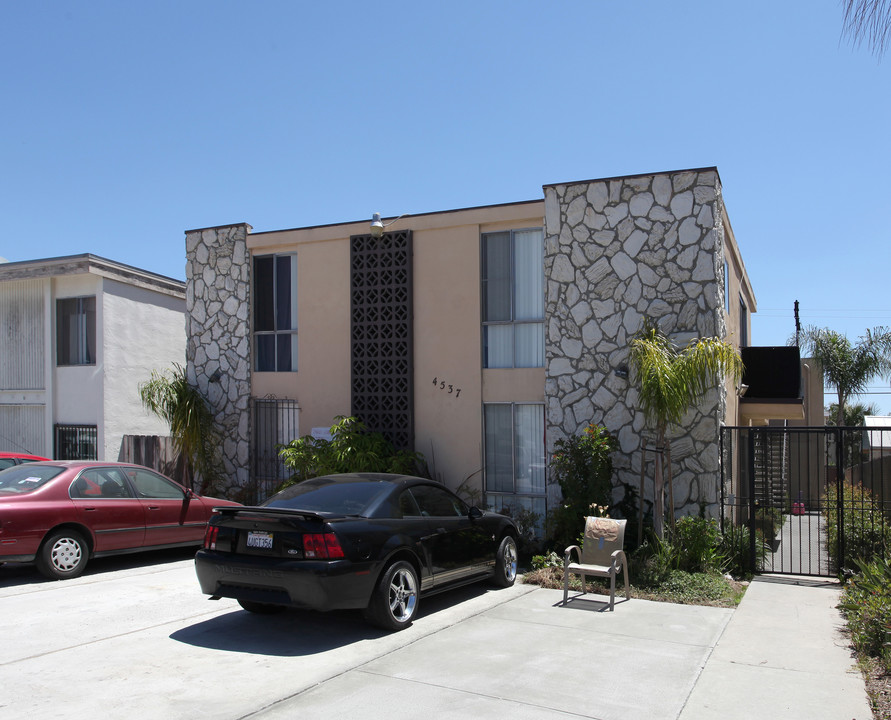 4537 Cherokee Ave in San Diego, CA - Building Photo