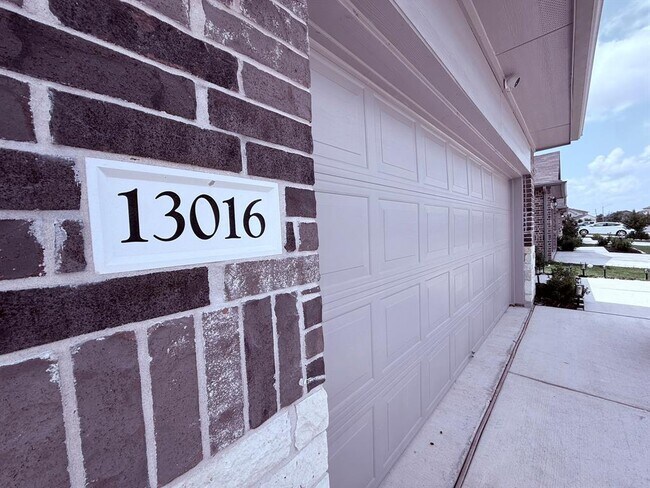 13016 Roving Pass in Elgin, TX - Building Photo - Building Photo