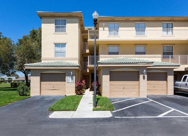 2040 Greenview Shores Blvd-Unit -210 in Wellington, FL - Building Photo - Building Photo