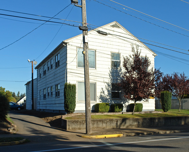 The Edgewater Apartments in Salem, OR - Building Photo - Building Photo