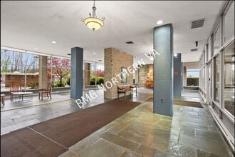 3245 Rio Dr in Falls Church, VA - Foto de edificio - Building Photo