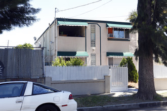 6954 Baird Ave in Reseda, CA - Building Photo - Building Photo