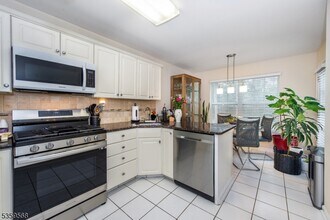 76 Washington Ct in Montville, NJ - Building Photo - Building Photo