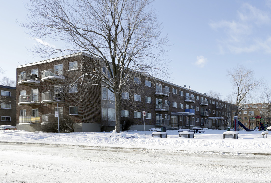 460-470 Bourke Av in Dorval, QC - Building Photo