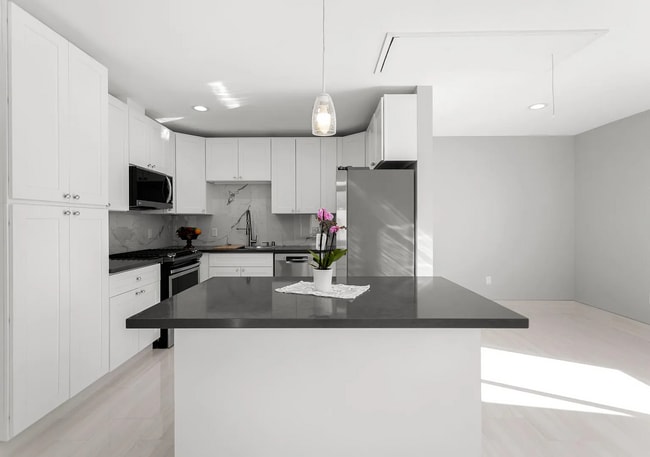 19135 Calvert St in Tarzana, CA - Building Photo - Building Photo
