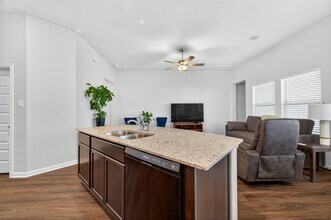 8102 Coral Dr in Texas City, TX - Foto de edificio - Building Photo