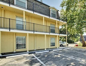 French Place Condo's in Austin, TX - Foto de edificio - Building Photo