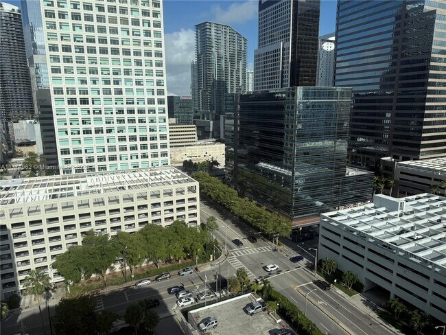 801 Brickell Bay Dr in Miami, FL - Building Photo - Building Photo