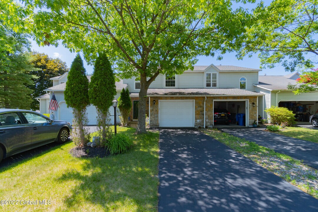 3 Deerwood Ct in Albany, NY - Building Photo