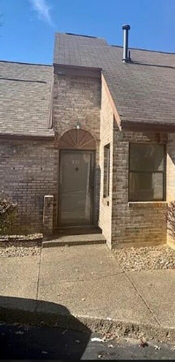 711 Chuck Gray Ct in Owensboro, KY - Building Photo