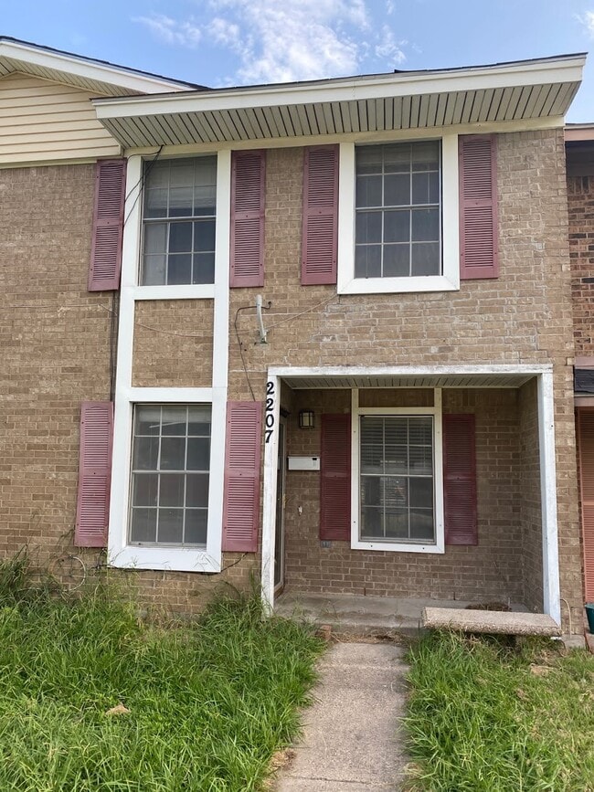 2207 Montclair Dr in Carrollton, TX - Foto de edificio - Building Photo