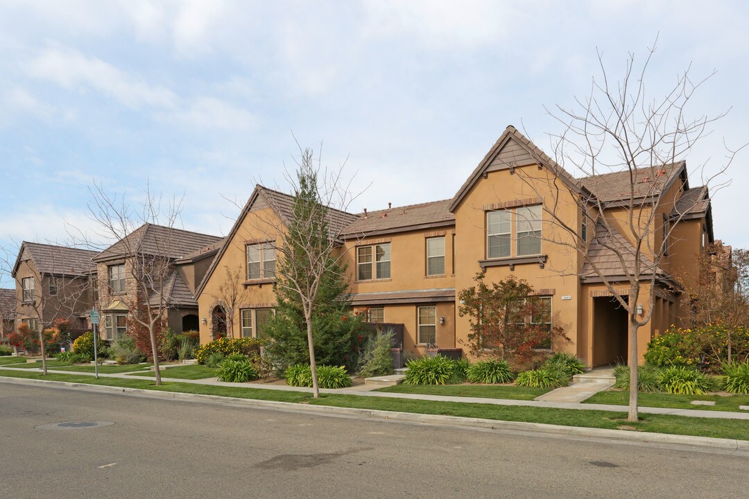 Pebble Brook Village in Kerman, CA - Foto de edificio