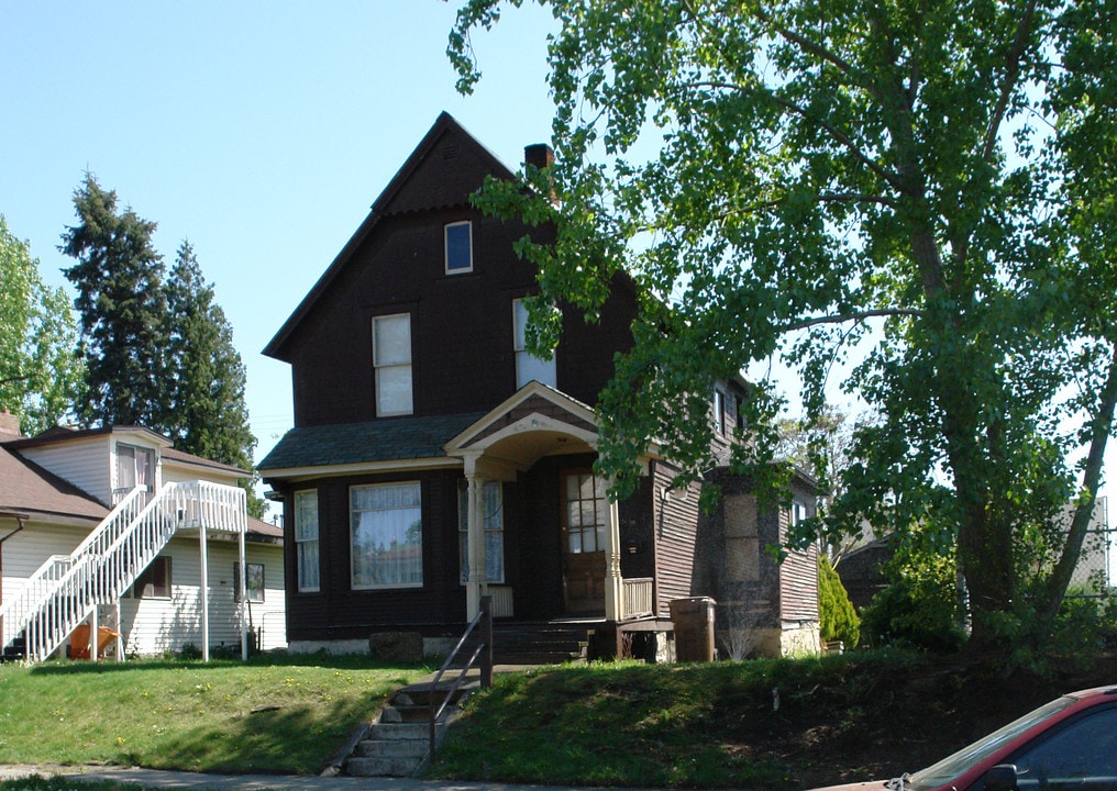 1123 W Sharp Ave in Spokane, WA - Foto de edificio