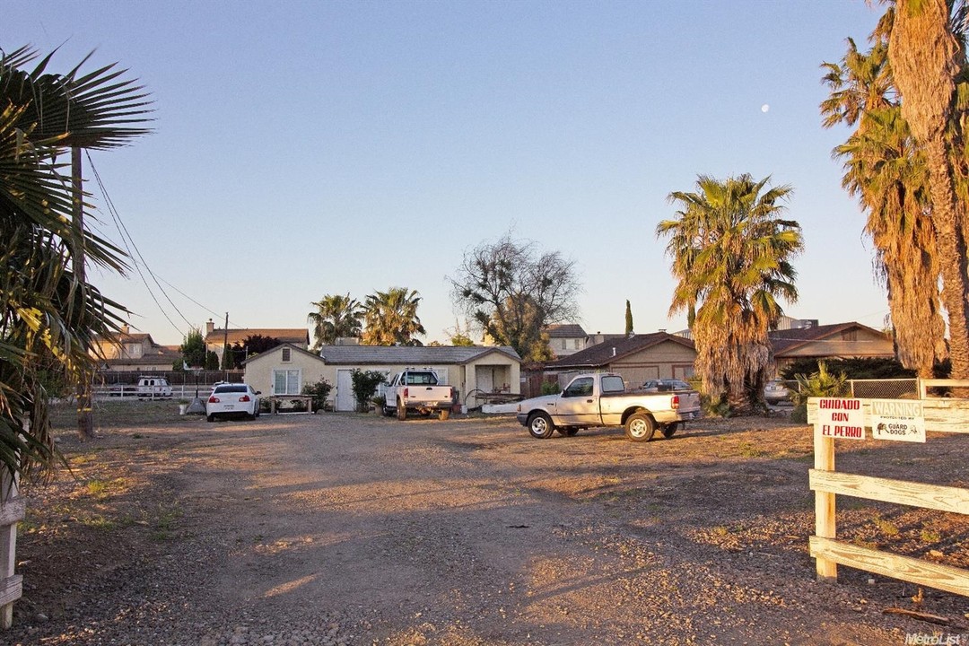 2600 W Byron Rd in Tracy, CA - Foto de edificio