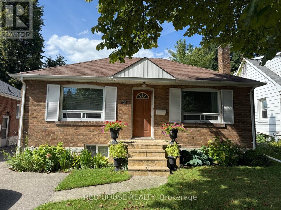 22 Birchlea Ave in Toronto, ON - Building Photo