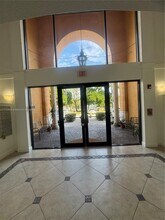 9300 Fontainebleau Blvd in Miami, FL - Foto de edificio - Building Photo