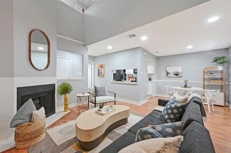 512 Eberhart Ln, Unit 303 in Austin, TX - Building Photo - Building Photo