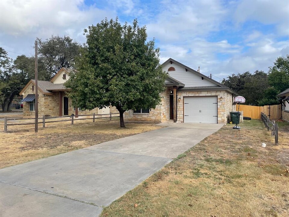 708 W Lockhart St in Kyle, TX - Building Photo