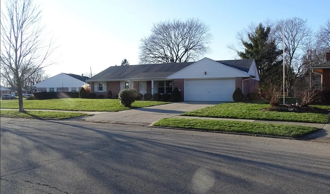 1240 Crestview Dr in Troy, OH - Building Photo - Building Photo