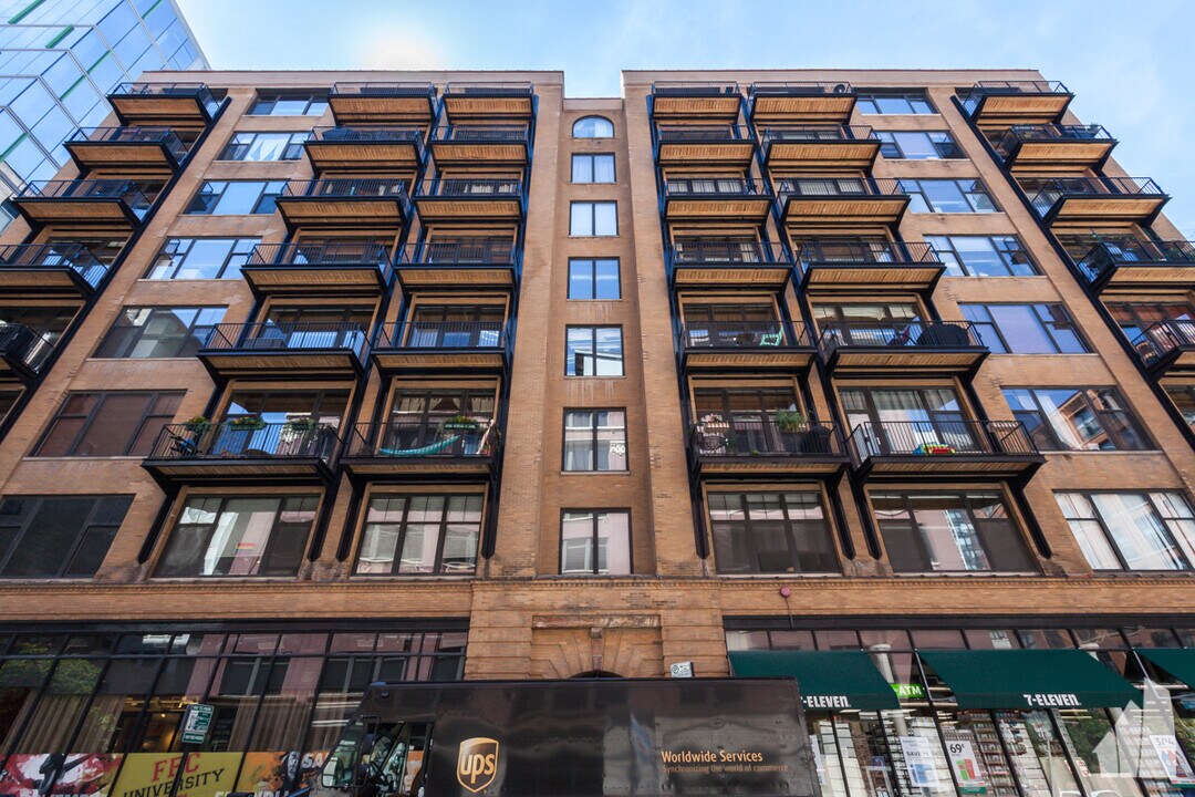 625 W Jackson Blvd in Chicago, IL - Building Photo