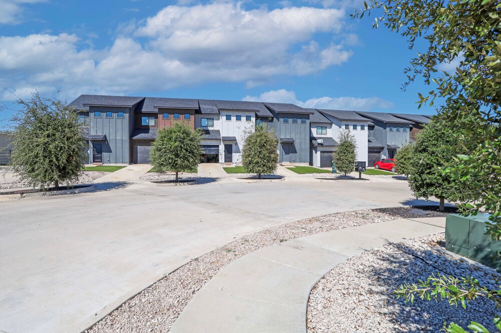3411 Heritage Ln in Forest Hill, TX - Foto de edificio