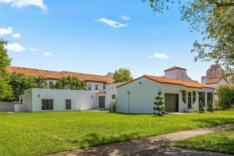 434 Aragon Ave in Coral Gables, FL - Building Photo - Building Photo