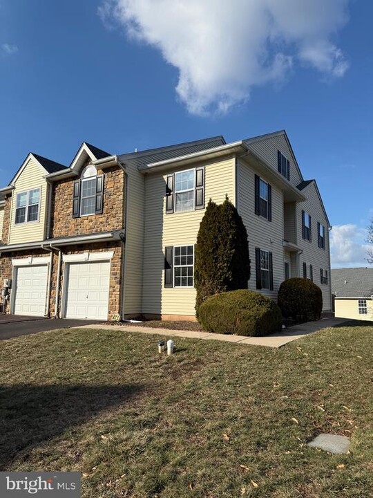 471 Glenn Rose Cir in King of Prussia, PA - Building Photo