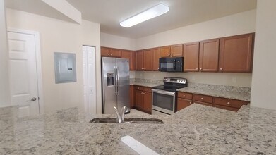 8620 NW 97th Ave in Medley, FL - Foto de edificio - Building Photo