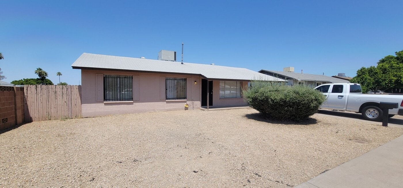 2012 N 48th Ln in Phoenix, AZ - Building Photo