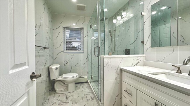 42 Wolfle St in Glen Cove, NY - Foto de edificio - Building Photo