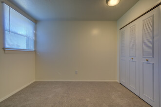 LA COLONNADE APARTMENTS in Southgate, MI - Building Photo - Interior Photo