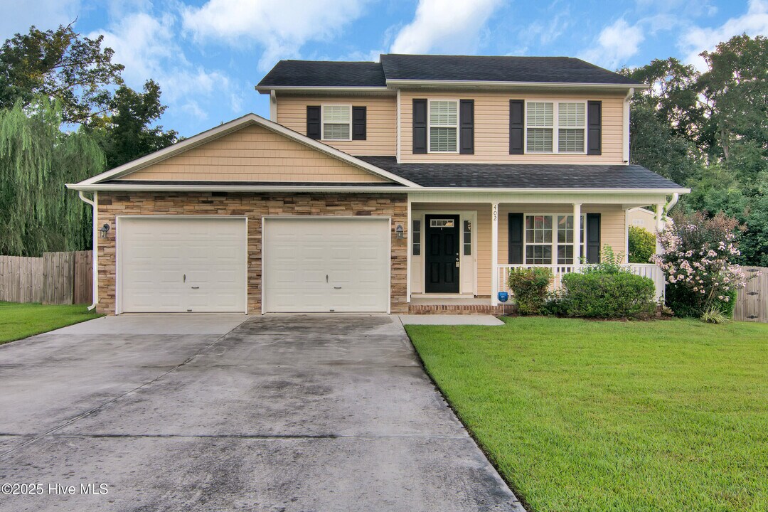 402 Sundown Ct in Hubert, NC - Building Photo