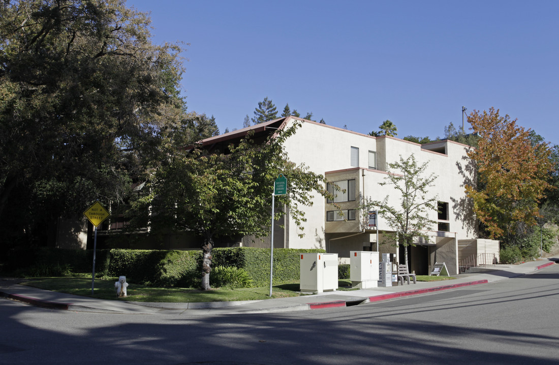 1600 Carmel Dr in Walnut Creek, CA - Building Photo