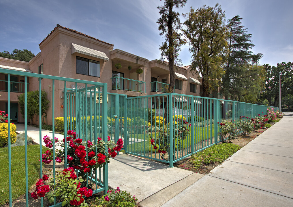 Whispering Oaks in Santa Clarita, CA - Building Photo