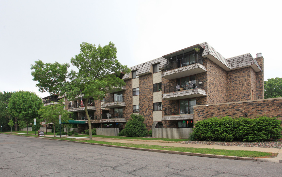 Gold Crest Apartments in Hopkins, MN - Foto de edificio