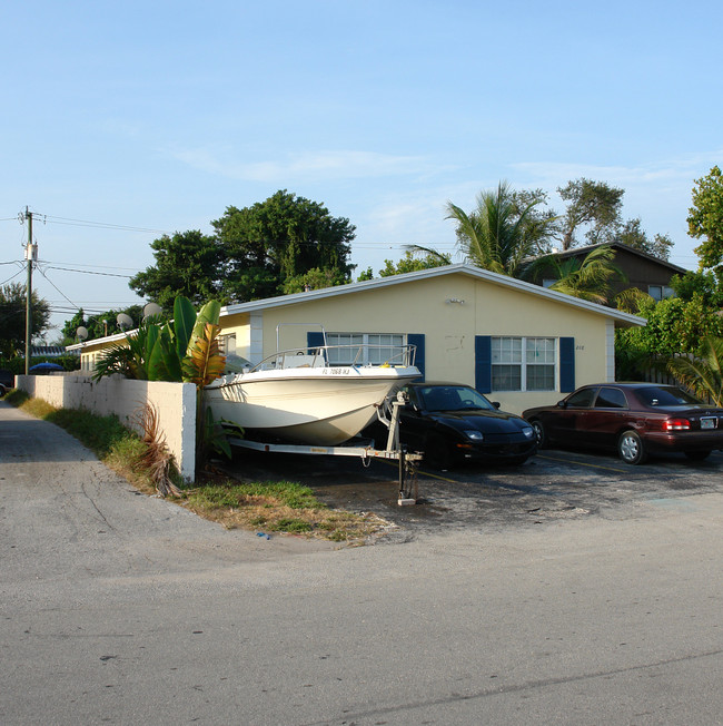 208 SW 14th Ct in Fort Lauderdale, FL - Building Photo - Building Photo