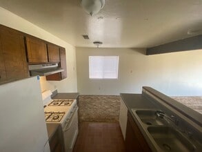 902 W Cameron St in Hanford, CA - Building Photo - Building Photo