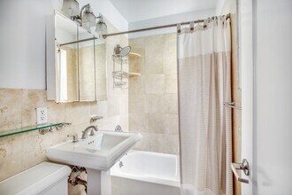 218 Avenue A, Unit 4RS in New York, NY - Building Photo - Building Photo