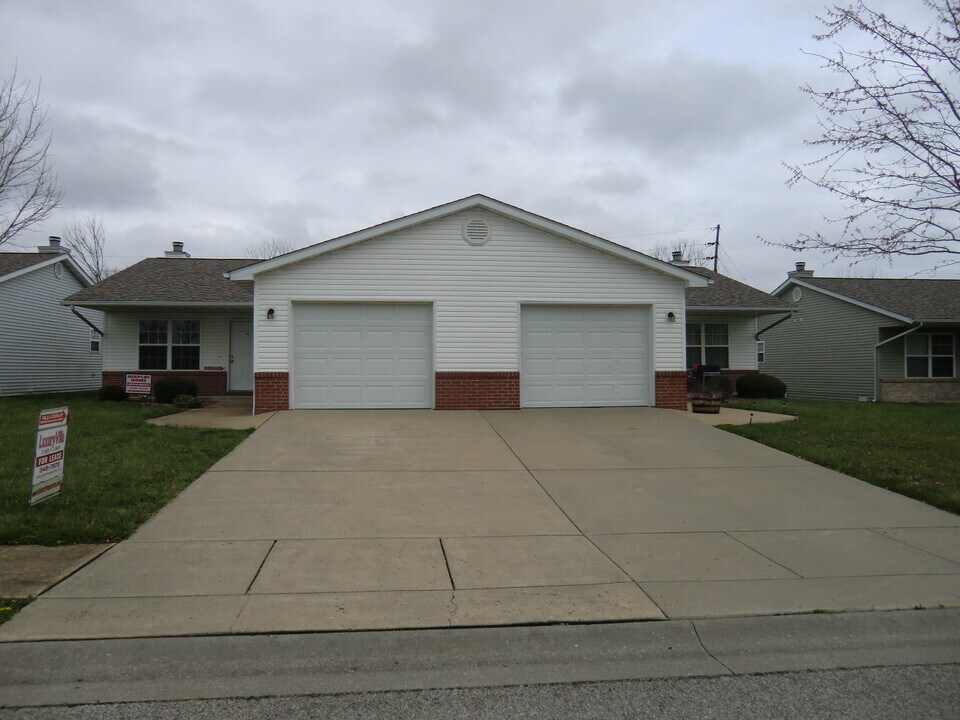 211 Autumn Pine Dr, Unit 211 in Fairview Heights, IL - Building Photo