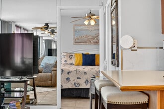 9850 S Thomas Dr in Panama City Beach, FL - Building Photo - Building Photo