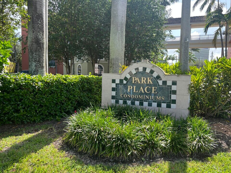 1640 Presidential Way in West Palm Beach, FL - Foto de edificio
