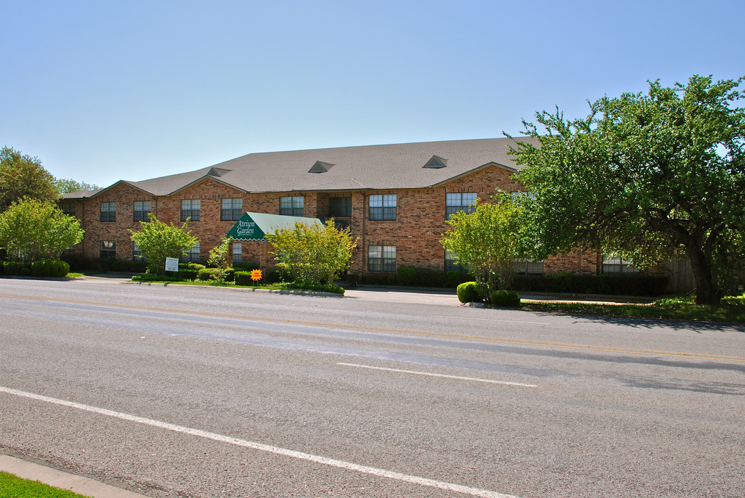 Atrium Garden Apartments in Bridgeport, TX - Building Photo